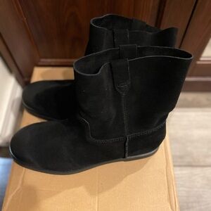 Uggs Boots new without Tags  size 9.5